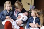 Den Haag 26 juni 2007
Fotomoment met Prins Willem Alexander Maxima Prinses Amalia Alexia en Ariane bij de koninklijke stallen. Prinses Alexia viert haar 2e verjaardag.