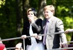 Apeldoorn 30 april 2009
Prinses Maxima en Prins Willem Alexander schrikken van het ongeluk / aanslag
die tijdens koninginnedag plaats vindt.
Peter Smulders bv