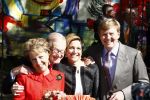 Apeldoorn 30 april 2009
Koninginnedag 2009 in apeldoorn met Koningin Beatrix Pieter v Vollenhoven Prinses Margriet Maxima Prins Willem Alexander Prins Constantijn Prinses Laurentien Prinses Mabel Prins Friso Prins Maurits Prinses Marilene Prins Pieter Christiaan Prinses Anita Prins Floris een zwangere Prinses Aimee en Prinses Annette. s middags probeerde een dwaas een aanslag te plegen op de koninklijke familie waarbij meerdere doden vielen.
Peter Smulders bv