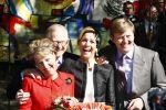 Apeldoorn 30 april 2009
Koninginnedag 2009 in apeldoorn met Koningin Beatrix Pieter v Vollenhoven Prinses Margriet Maxima Prins Willem Alexander Prins Constantijn Prinses Laurentien Prinses Mabel Prins Friso Prins Maurits Prinses Marilene Prins Pieter Christiaan Prinses Anita Prins Floris een zwangere Prinses Aimee en Prinses Annette. s middags probeerde een dwaas een aanslag te plegen op de koninklijke familie waarbij meerdere doden vielen.
Peter Smulders bv