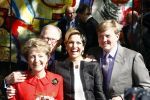 Apeldoorn 30 april 2009
Koninginnedag 2009 in apeldoorn met Koningin Beatrix Pieter v Vollenhoven Prinses Margriet Maxima Prins Willem Alexander Prins Constantijn Prinses Laurentien Prinses Mabel Prins Friso Prins Maurits Prinses Marilene Prins Pieter Christiaan Prinses Anita Prins Floris een zwangere Prinses Aimee en Prinses Annette. s middags probeerde een dwaas een aanslag te plegen op de koninklijke familie waarbij meerdere doden vielen.
Peter Smulders bv