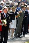 Apeldoorn 30 april 2009
Koninginnedag 2009 in apeldoorn met Koningin Beatrix Pieter v Vollenhoven Prinses Margriet Maxima Prins Willem Alexander Prins Constantijn Prinses Laurentien Prinses Mabel Prins Friso Prins Maurits Prinses Marilene Prins Pieter Christiaan Prinses Anita Prins Floris een zwangere Prinses Aimee en Prinses Annette. s middags probeerde een dwaas een aanslag te plegen op de koninklijke familie waarbij meerdere doden vielen.
Peter Smulders bv