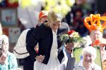 Apeldoorn 30 april 2009
Koninginnedag 2009 in apeldoorn met Koningin Beatrix Pieter v Vollenhoven Prinses Margriet Maxima Prins Willem Alexander Prins Constantijn Prinses Laurentien Prinses Mabel Prins Friso Prins Maurits Prinses Marilene Prins Pieter Christiaan Prinses Anita Prins Floris een zwangere Prinses Aimee en Prinses Annette. s middags probeerde een dwaas een aanslag te plegen op de koninklijke familie waarbij meerdere doden vielen.
Peter Smulders bv