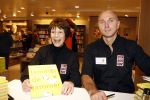 Amsterdam 1 december 2007
Bekende nederlanders verkopen op wereld aids dag draagtassen voor het goede doel in de bijenkorf. Mies Bouwman met Philip Hopman. Ze hebben samen een kinderboek gemaakt