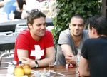 Amsterdam 7 mei 2008
Mike Starink verbergt zich achetr zij handen op terras met vrienden.
Peter Smulders bv