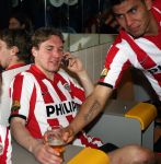 Arnhem, 20 April 2008 Kompetitiewedstrijd Vitesse-PSV, eindstand 0-1 Seizoen 2007/2008
PSV Landskampioen
Mike Zonneveld met glaasje bier