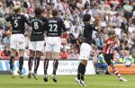 Eindhoven, 23 September 2007 Seizoen 2007/2008 Kompetitewedstrijd PSV-Feyenoord, eindstand 4-0
Mike Zonneveld probeer via een vrije trap te scoren