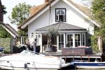 Breukelen 10 mei 2009
Jurgen Smit verrast op moederdag zijn vriendin Milika Peterzon met een 600 jaar oude olijfboom voor in hun nieuwe tuin. De boom moest met een kraanwagen over het huis getild worden.
Peter Smulders bv