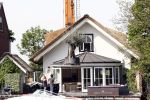 Breukelen 10 mei 2009
Jurgen Smit verrast op moederdag zijn vriendin Milika Peterzon met een 600 jaar oude olijfboom voor in hun nieuwe tuin. De boom moest met een kraanwagen over het huis getild worden.
Peter Smulders bv