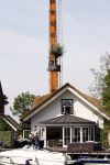 Breukelen 10 mei 2009
Jurgen Smit verrast op moederdag zijn vriendin Milika Peterzon met een 600 jaar oude olijfboom voor in hun nieuwe tuin. De boom moest met een kraanwagen over het huis getild worden.
Peter Smulders bv