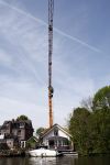 Breukelen 10 mei 2009
Jurgen Smit verrast op moederdag zijn vriendin Milika Peterzon met een 600 jaar oude olijfboom voor in hun nieuwe tuin. De boom moest met een kraanwagen over het huis getild worden.
Peter Smulders bv