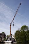 Breukelen 10 mei 2009
Jurgen Smit verrast op moederdag zijn vriendin Milika Peterzon met een 600 jaar oude olijfboom voor in hun nieuwe tuin. De boom moest met een kraanwagen over het huis getild worden.
Peter Smulders bv