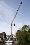 Breukelen 10 mei 2009
Jurgen Smit verrast op moederdag zijn vriendin Milika Peterzon met een 600 jaar oude olijfboom voor in hun nieuwe tuin. De boom moest met een kraanwagen over het huis getild worden.
Peter Smulders bv