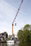 Breukelen 10 mei 2009
Jurgen Smit verrast op moederdag zijn vriendin Milika Peterzon met een 600 jaar oude olijfboom voor in hun nieuwe tuin. De boom moest met een kraanwagen over het huis getild worden.
Peter Smulders bv