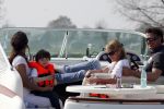 Nederhorst den Berg 13 april 2009
Milika Peterzon en Jurgen Smit met dochter en kleinkind op de boot aan het varen.
Peter Smulders bv
