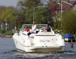 Nederhorst den Berg 13 april 2009
Milika Peterzon en Jurgen Smit met dochter en kleinkind op de boot aan het varen.
Peter Smulders bv