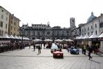 Brescia 15 mei 2008
Start van de Mille Miglia in Brescia. State of art rijdt met 2 porsches mee.
All Classic Cars