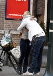 Amsterdam 16 augustus 2008
Nada v Nie in gesprek met een vriend op de cornelis schuytstraat.