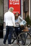 Amsterdam 16 augustus 2008
Nada v Nie in gesprek met een vriend op de cornelis schuytstraat.