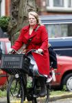 Amsterdam, 3 November 2007
De zwangere vrouw Nathalie Kluun op de fiets met haar dochtertje