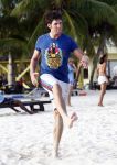 Curacao 2 janjuari 2009
Jan Smit Demy de Zeeuw Nick Schilder en Simon Keizer aan het voetvolleyballen op het strand bij lions Dive.
Yolanthe Cabau v Kasbergen en de vriendinnen van Demy en Nick moedigen ze aan.
Peter Smulders bv