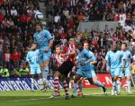Eindhoven, 13 April 2008 Kampioenswedstrijd PSV-FC Twente, eindstand 1-1 Seizoen 2007/2008. PSV daardoor nog niet kampioen.
Niels Wellenberg kopt weg voordat Timmy Simons gevaarlijk kan worden