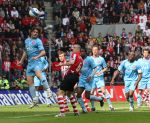 Eindhoven, 13 April 2008 Kampioenswedstrijd PSV-FC Twente, eindstand 1-1 Seizoen 2007/2008. PSV daardoor nog niet kampioen.
Niels Wellenberg kopt weg voordat Timmy Simons gevaarlijk kan worden