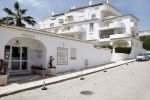 Praia da luz 3 mei 2008
Vandaag was het precies 1 jaar geleden dat Madeleine Mc Cann verdwenen is.  Ze sliepen toen in hotel ocean Club. Op deze dag was er een herdenkingsdiens in de kerk van het dorp. Familie, Michael Wright Sandy Cameron   waren aanwezig. Er waren veel cameraploegen en fotograven aanwezig.
Peter Smulders bv