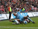 Eindhoven, 13 April 2008 Kampioenswedstrijd PSV-FC Twente, eindstand 1-1 Seizoen 2007/2008. PSV daardoor nog niet kampioen.
Orlando Engelaar wordt onderuit gehaald door Edsion Mendez