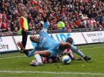 Eindhoven, 13 April 2008 Kampioenswedstrijd PSV-FC Twente, eindstand 1-1 Seizoen 2007/2008. PSV daardoor nog niet kampioen.
Orlando Engelaar wordt onderuit gehaald door Edsion Mendez