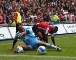 Eindhoven, 13 April 2008 Kampioenswedstrijd PSV-FC Twente, eindstand 1-1 Seizoen 2007/2008. PSV daardoor nog niet kampioen.
Orlando Engelaar wordt onderuit gehaald door Edsion Mendez