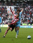 Eindhoven, 13 April 2008 Kampioenswedstrijd PSV-FC Twente, eindstand 1-1 Seizoen 2007/2008. PSV daardoor nog niet kampioen.
Otman Bakkal in duel met Niels Wellenberg