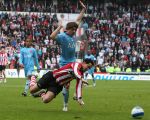 Eindhoven, 13 April 2008 Kampioenswedstrijd PSV-FC Twente, eindstand 1-1 Seizoen 2007/2008. PSV daardoor nog niet kampioen.
Otman Bakkal in duel met Niels Wellenberg