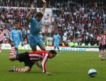 Eindhoven, 13 April 2008 Kampioenswedstrijd PSV-FC Twente, eindstand 1-1 Seizoen 2007/2008. PSV daardoor nog niet kampioen.
Otman Bakkal in duel met Niels Wellenberg