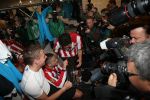 Arnhem, 20 April 2008 Kompetitiewedstrijd Vitesse-PSV, eindstand 0-1 Seizoen 2007/2008
PSV Landskampioen
Otman Bakkal samen met Ibrahim Afellay met de kampioensschaal