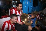 Arnhem, 20 April 2008 Kompetitiewedstrijd Vitesse-PSV, eindstand 0-1 Seizoen 2007/2008
PSV Landskampioen
Otman Bakkal samen met Ibrahim Afellay en Gomes met de kampioensschaal