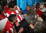 Arnhem, 20 April 2008 Kompetitiewedstrijd Vitesse-PSV, eindstand 0-1 Seizoen 2007/2008
PSV Landskampioen
Otman Bakkal samen met Ibrahim Afellay en Gomes met de kampioensschaal