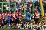 Arnhem, 20 April 2008 Kompetitiewedstrijd Vitesse-PSV, eindstand 0-1 Seizoen 2007/2008
PSV Landskampioen en wordt er dus feest gevierd
Voor aanvang van de wedstrijd even het gebruikelijke handje schudden