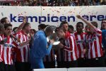 Arnhem, 20 April 2008 Kompetitiewedstrijd Vitesse-PSV, eindstand 0-1 Seizoen 2007/2008
PSV Landskampioen en wordt er dus feest gevierd
Gomes en Ibrahim Afellay kussen de schaal