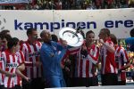 Arnhem, 20 April 2008 Kompetitiewedstrijd Vitesse-PSV, eindstand 0-1 Seizoen 2007/2008
PSV Landskampioen en wordt er dus feest gevierd
Gomes en Ibrahim Afellay met de kampioensschaal