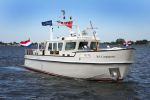 Loosdrecht, 12 Mei 2009
Vivian Boelen met haar compagnon Arjan v d Hoek bij hun boot, de M.S. Compagnon varend op de Loosdrechtse Plassen.
Foto Peter Smulders BV