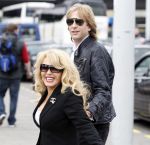 Schiphol 1 mei 2008
Patricia Paay en Adam Curry arriveren vanuit Londen op schiphol voor opnames van Holland s got talent. Ze worden door een chauffeur opgehaald.
Peter Smulders bv