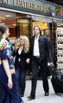 Schiphol 1 mei 2008
Patricia Paay en Adam Curry arriveren vanuit Londen op schiphol voor opnames van Holland s got talent. Ze worden door een chauffeur opgehaald.
Peter Smulders bv