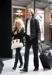 Schiphol 1 mei 2008
Patricia Paay en Adam Curry arriveren vanuit Londen op schiphol voor opnames van Holland s got talent. Ze worden door een chauffeur opgehaald.
Peter Smulders bv