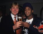 2000 Prins Willem Alexander met een glaasje bier met de voetballer Patrick Kluivert