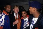 2000 Prins Willem Alexander met een glaasje bier met de voetballers Patrick Kluivert en Winston Bogarde