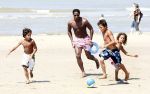 Noordwijk 24 juli 2008
Patrick Kluivert op het strand bij huis ter Duin met Rossana Lima en zijn zoons Shane Quincy Ruben en Justin.