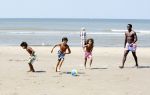 Noordwijk 24 juli 2008
Patrick Kluivert op het strand bij huis ter Duin met Rossana Lima en zijn zoons Shane Quincy Ruben en Justin.