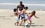 Noordwijk 24 juli 2008
Patrick Kluivert op het strand bij huis ter Duin met Rossana Lima en zijn zoons Shane Quincy Ruben en Justin.
