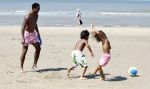 Noordwijk 24 juli 2008
Patrick Kluivert op het strand bij huis ter Duin met Rossana Lima en zijn zoons Shane Quincy Ruben en Justin.